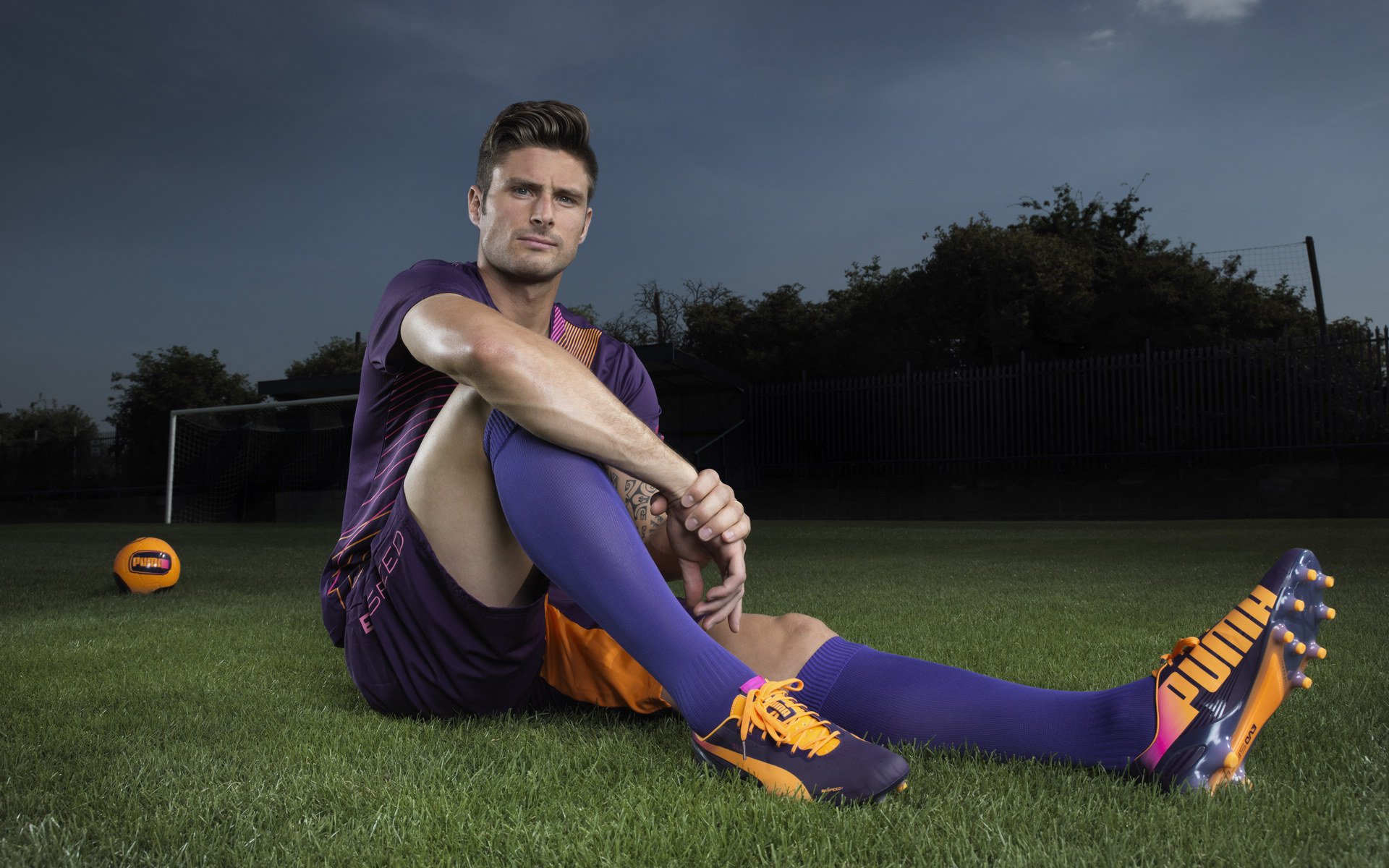 九游体育官网-紧张比赛中球员们拼尽全力，呈现出令人瞩目的表现，比赛紧张有序