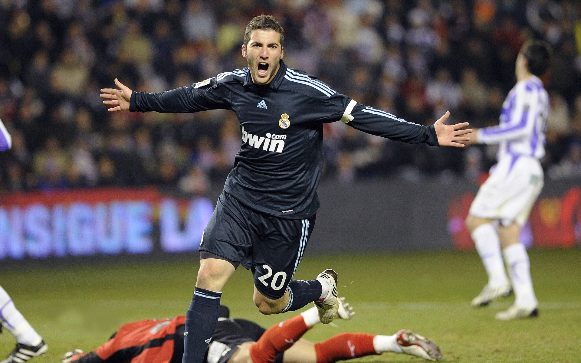 九游娱乐网页版-_运动员赛场外：生活趣事大曝光_，赛场外的运动员